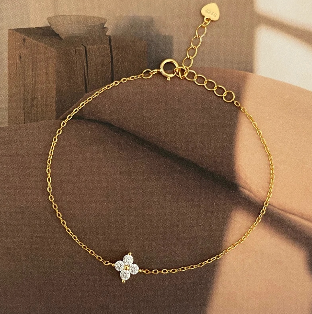 Fine bracelet in 18 Karat Gold Plated in the shape of a small flower with zirconias