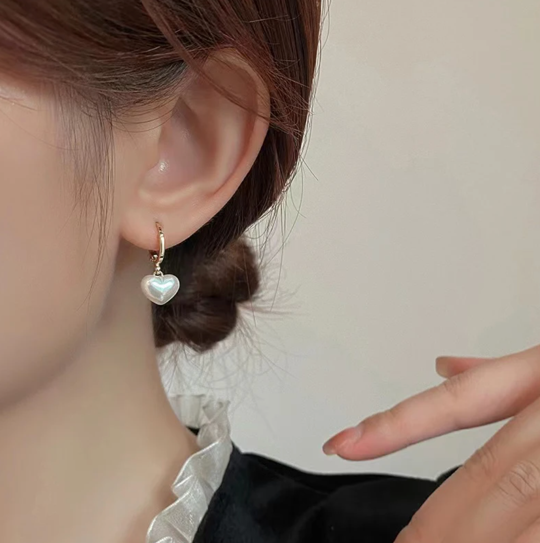 Mini hoop earrings with heart-shaped pearl in 18K gold plating